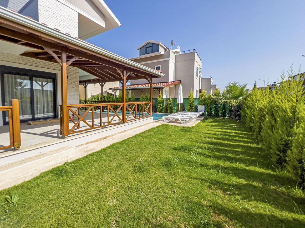 Amplia villa 4+1 frente a los campos de golf en Belek
