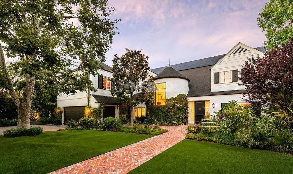 Estate with swimming pool in prestigious area of Los Angeles, USA