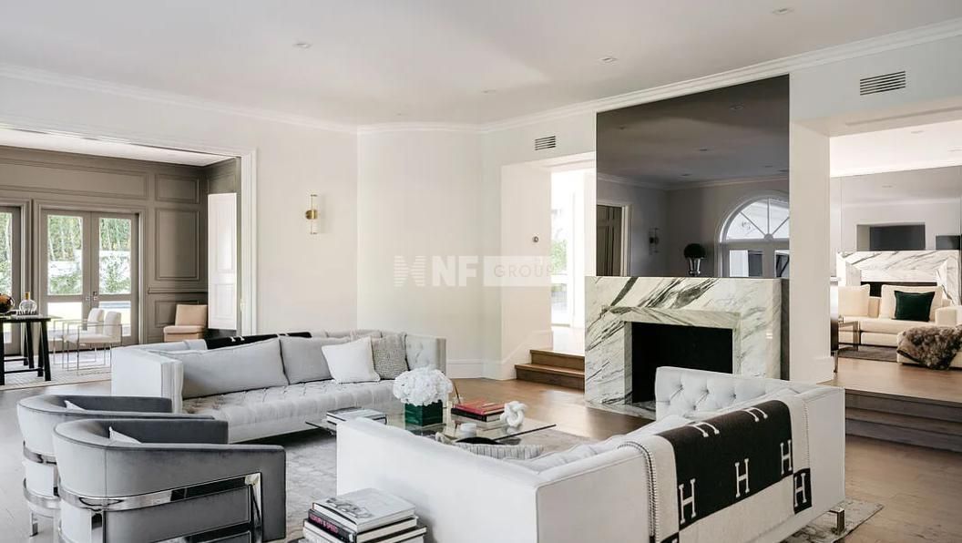 Villa with double height ceilings in Los Angeles , USA