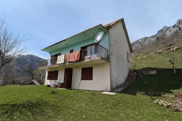 House 2+1 overlooking the Moraca River in Kolasin