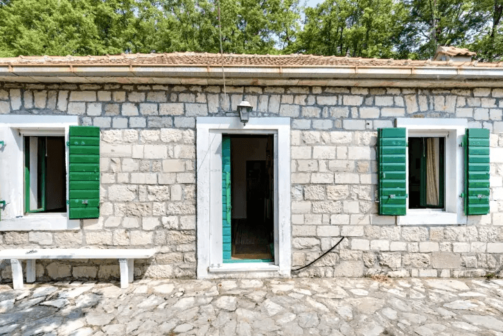Acquista una casa economica a Kotor per 121k € ✅
