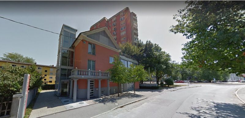 La villa dispose de 4 étages et est utilisée comme espace de bureau