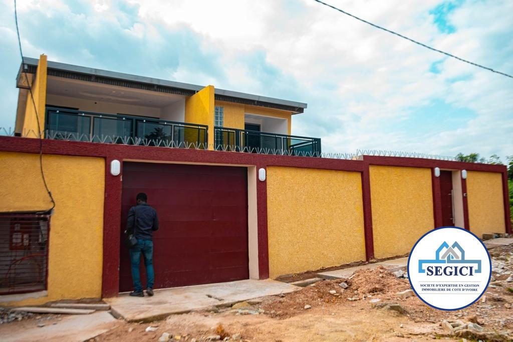 House 400 m2 with balcony in Yamoussoukro, Cote d'Ivoire