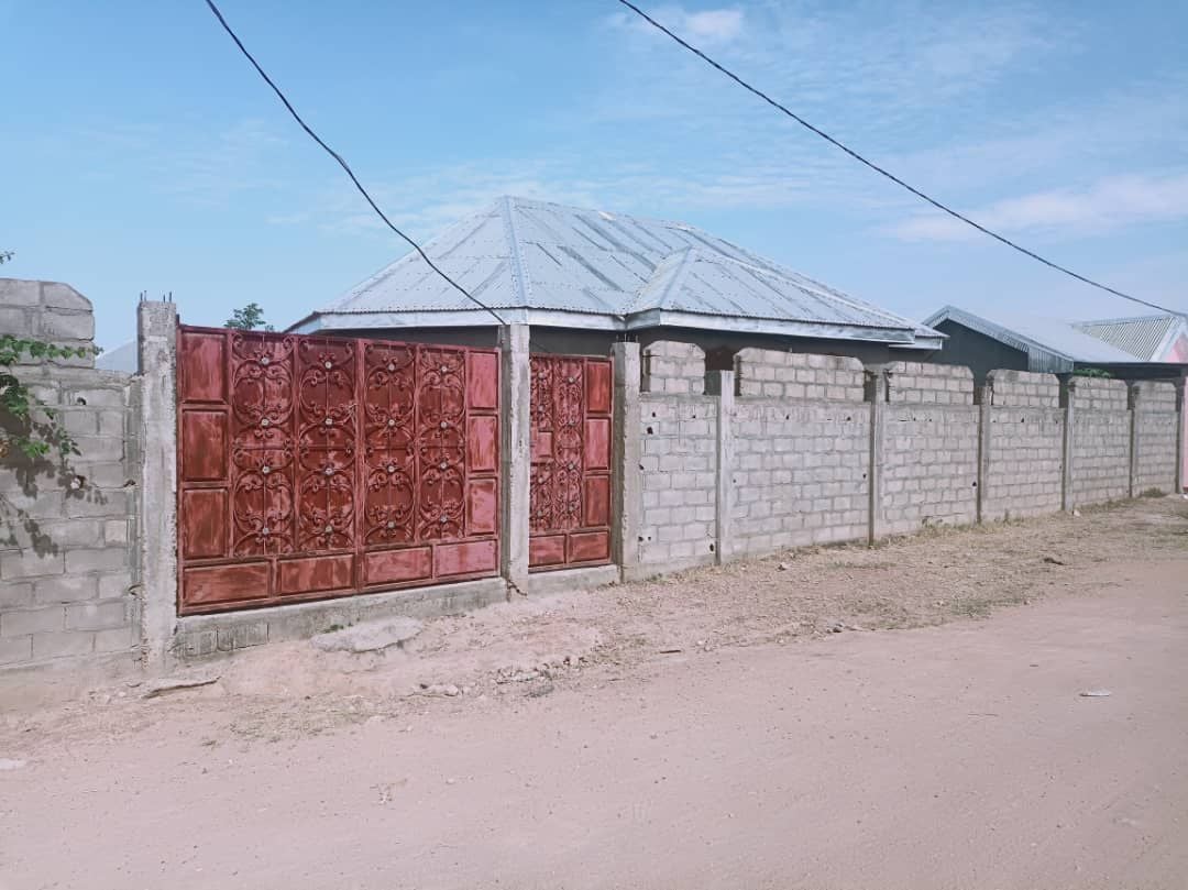 House 180 m2 with open pool in Garua, Cameroon