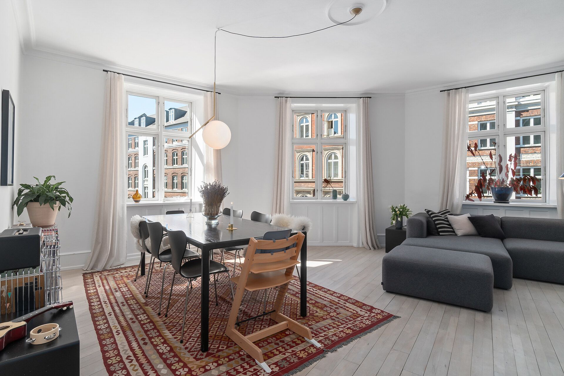 Bright apartment 101 m2 in a district with developed infrastructure of Copenhagen