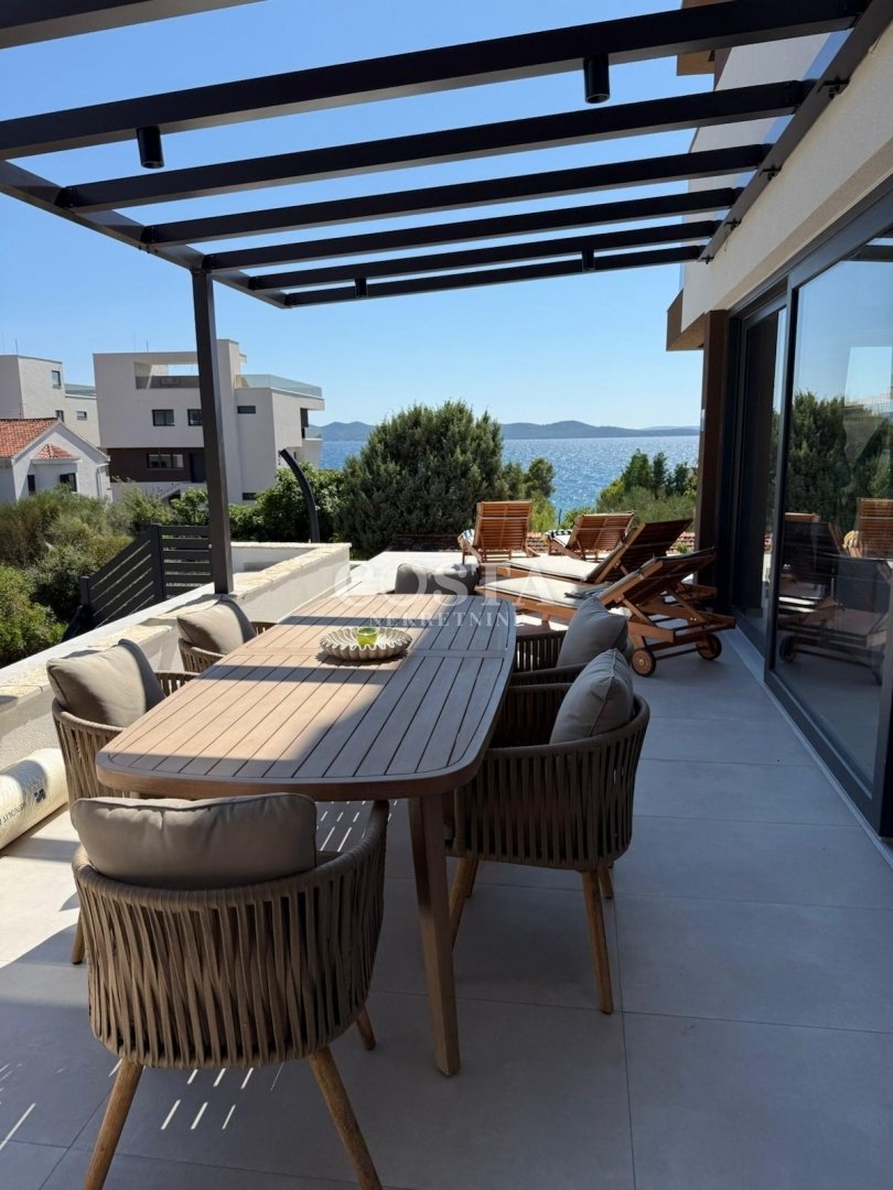 Apartamento 4+1 con vistas a la montaña en Zadar, Croacia