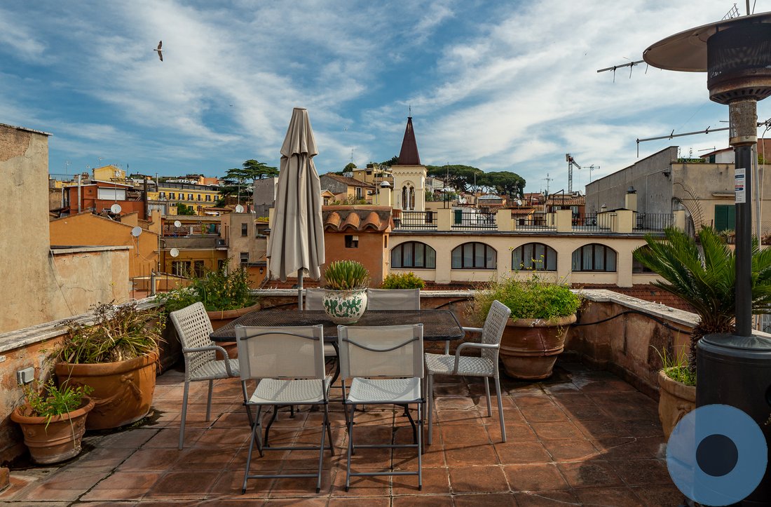 Sunlit penthouse 1+1 in Rome, Italy