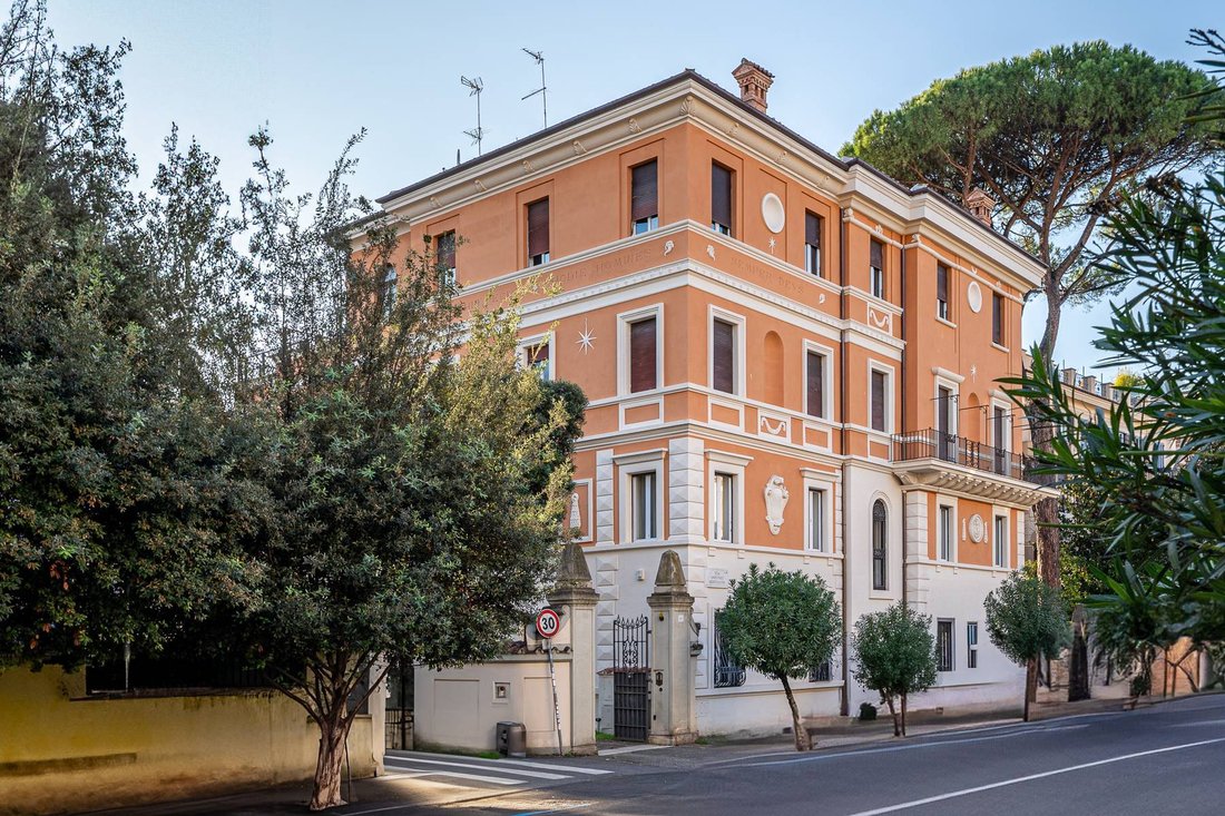 Airy apartment 5+1 in Rome, Italy
