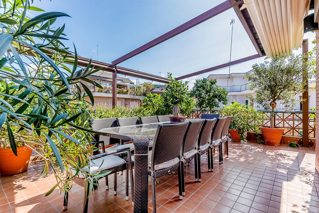 Airy penthouse 3+1 in Rome, Italy