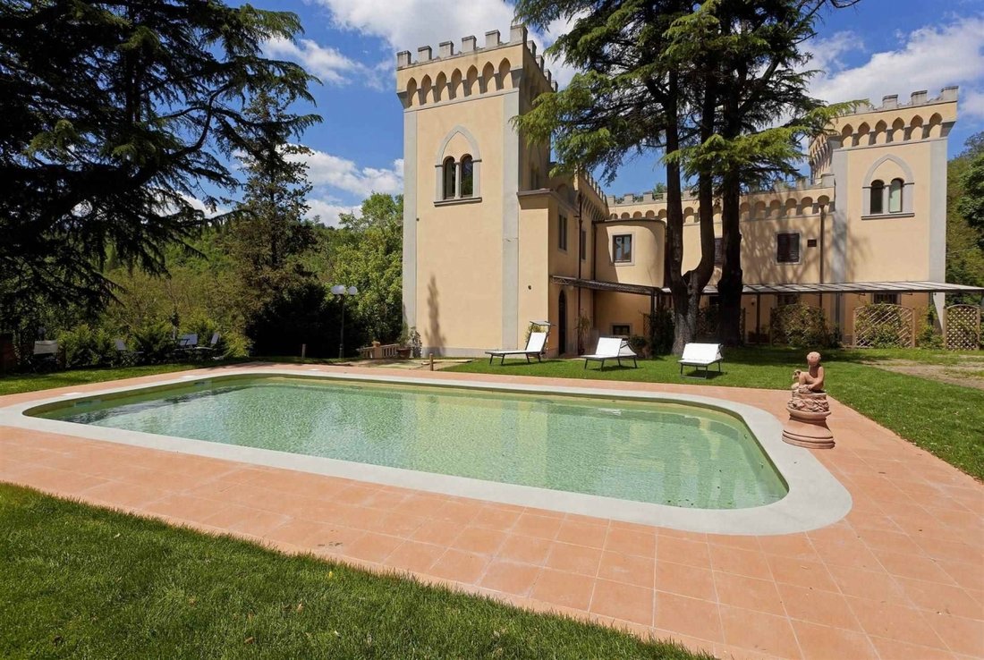 Inviting villa 3+1 in Florence, Italy