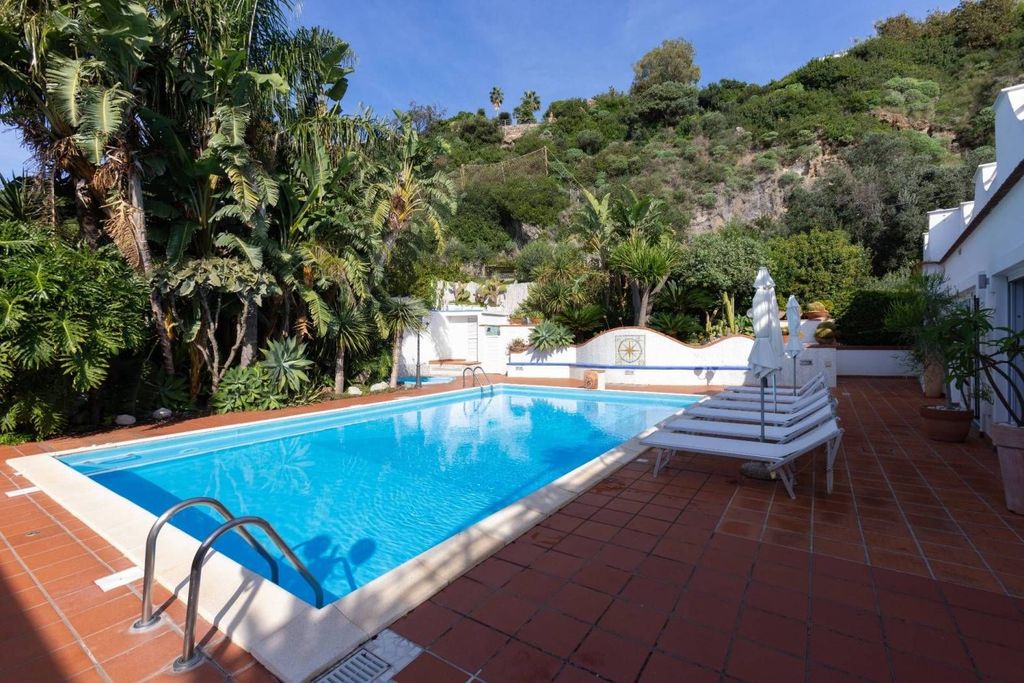 Family-friendly villa 6+1 in Naples, Italy