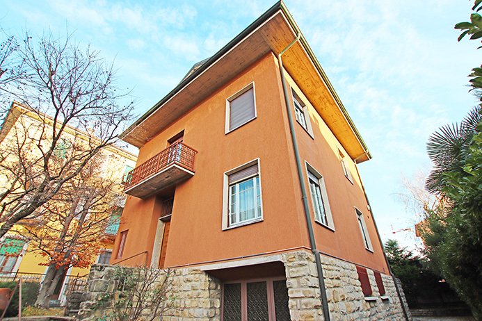 Refreshed house 5+1 in Bergamo, Italy