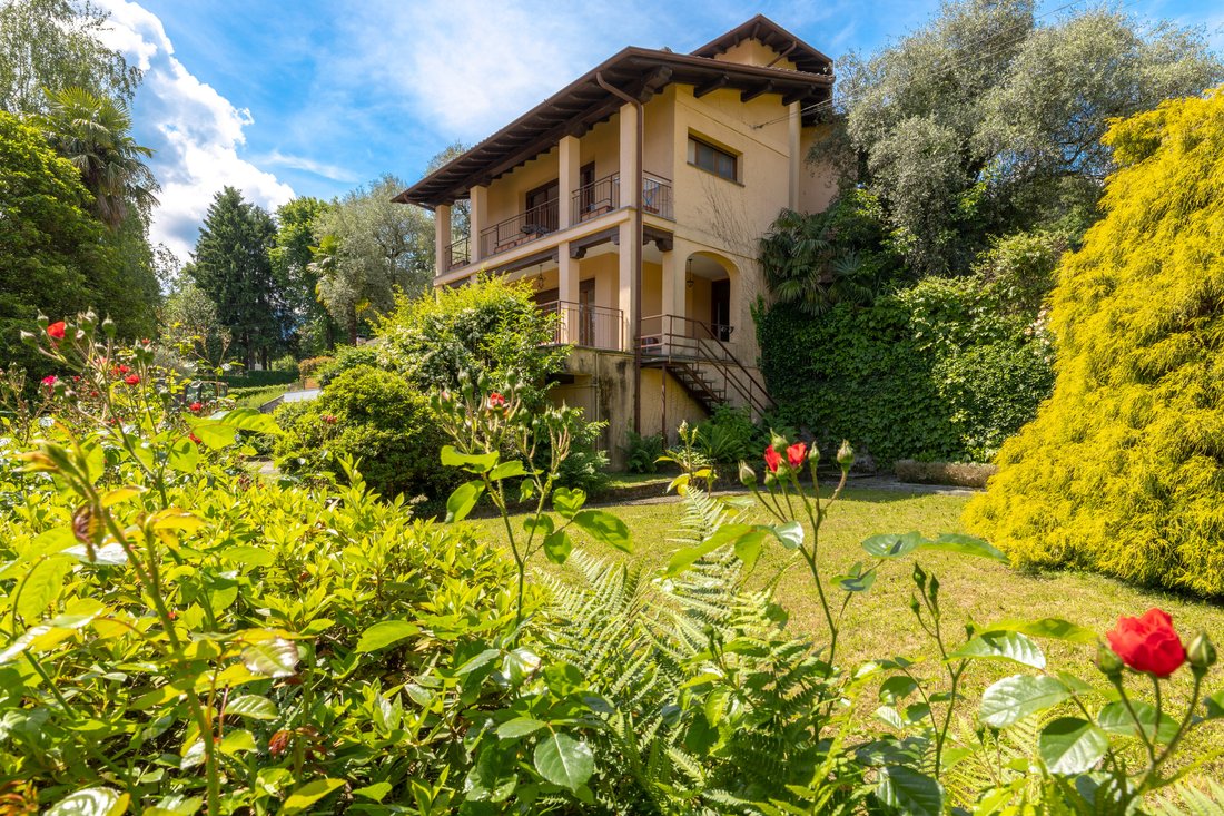 Cozy villa 6+1 in Como, Italy