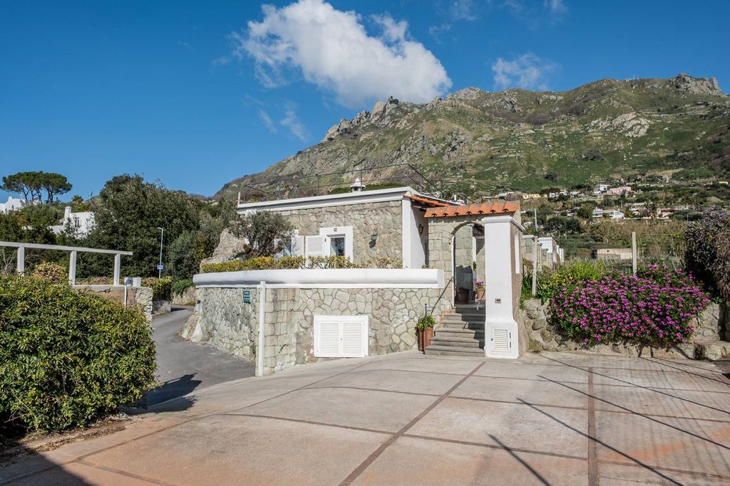 Spacious villa 4+1 in Naples, Italy