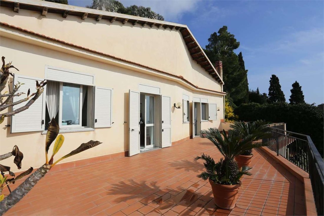 Serene villa 4+1 in Taormina, Italy