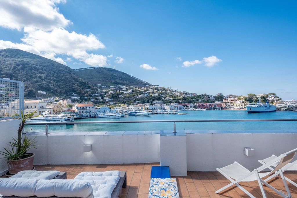 Serene apartment 3+1 in Naples, Italy