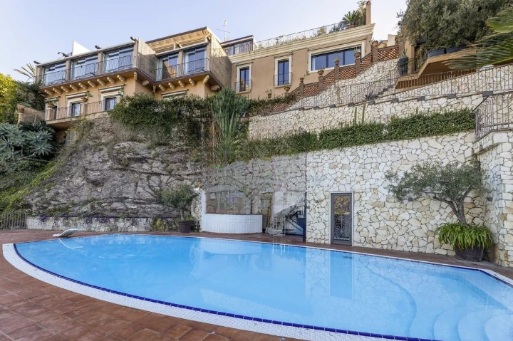 Einladende Villa 4+1 in Taormina, Italien
