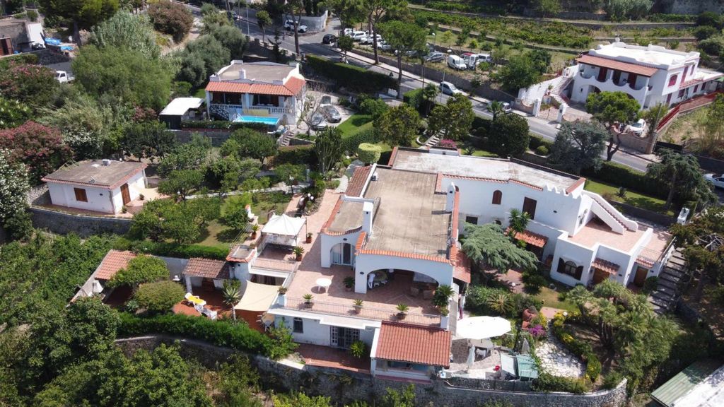 Serene villa 6+1 in Naples, Italy