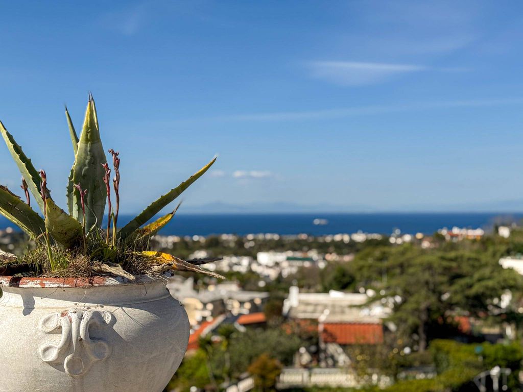 Spacious villa 5+1 in Naples, Italy