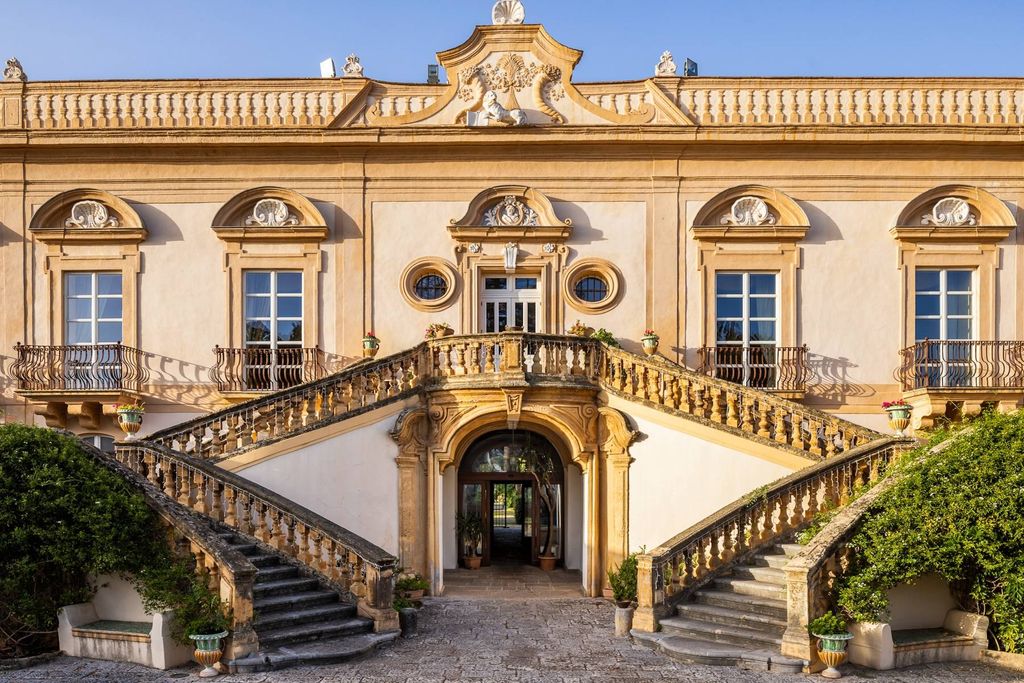 Villa ristrutturata 15+1 a Palermo, Italia
