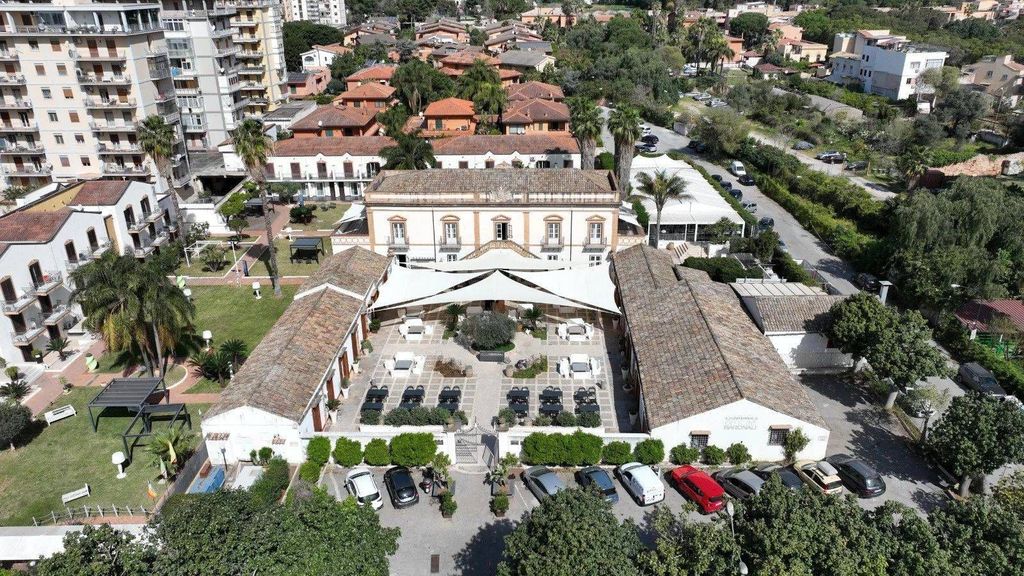 Refreshed villa 6+1 in Palermo, Italy