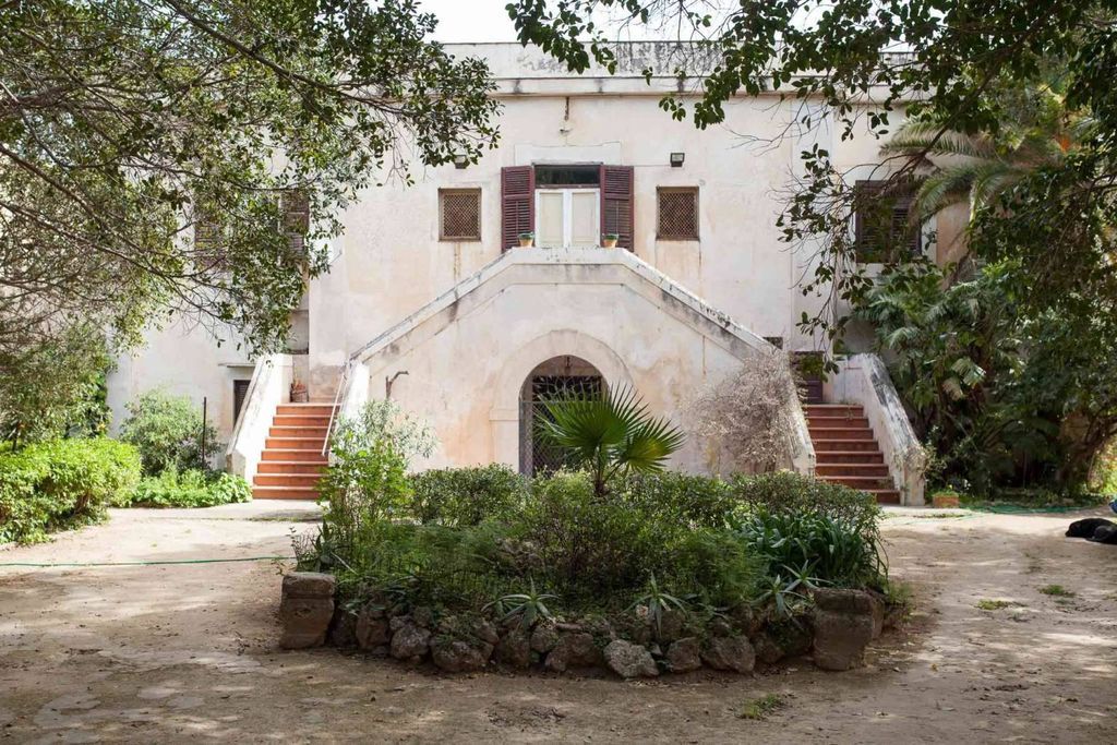 Inviting house 24+1 in Palermo, Italy