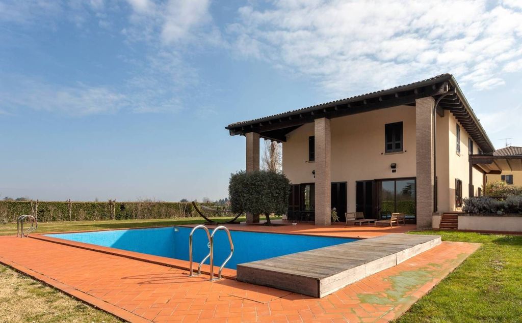 Airy villa 5+1 in Bologna, Italy