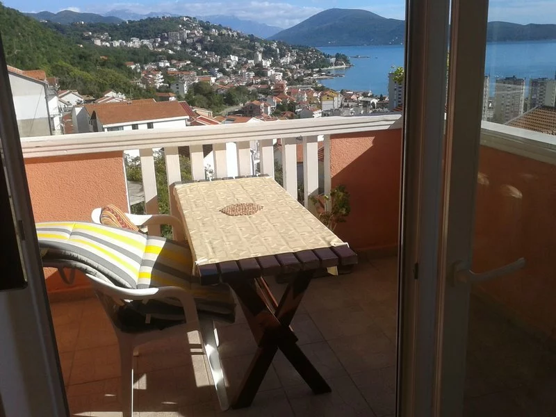 Appartamento 2+1 rinnovato a Igalo, Montenegro