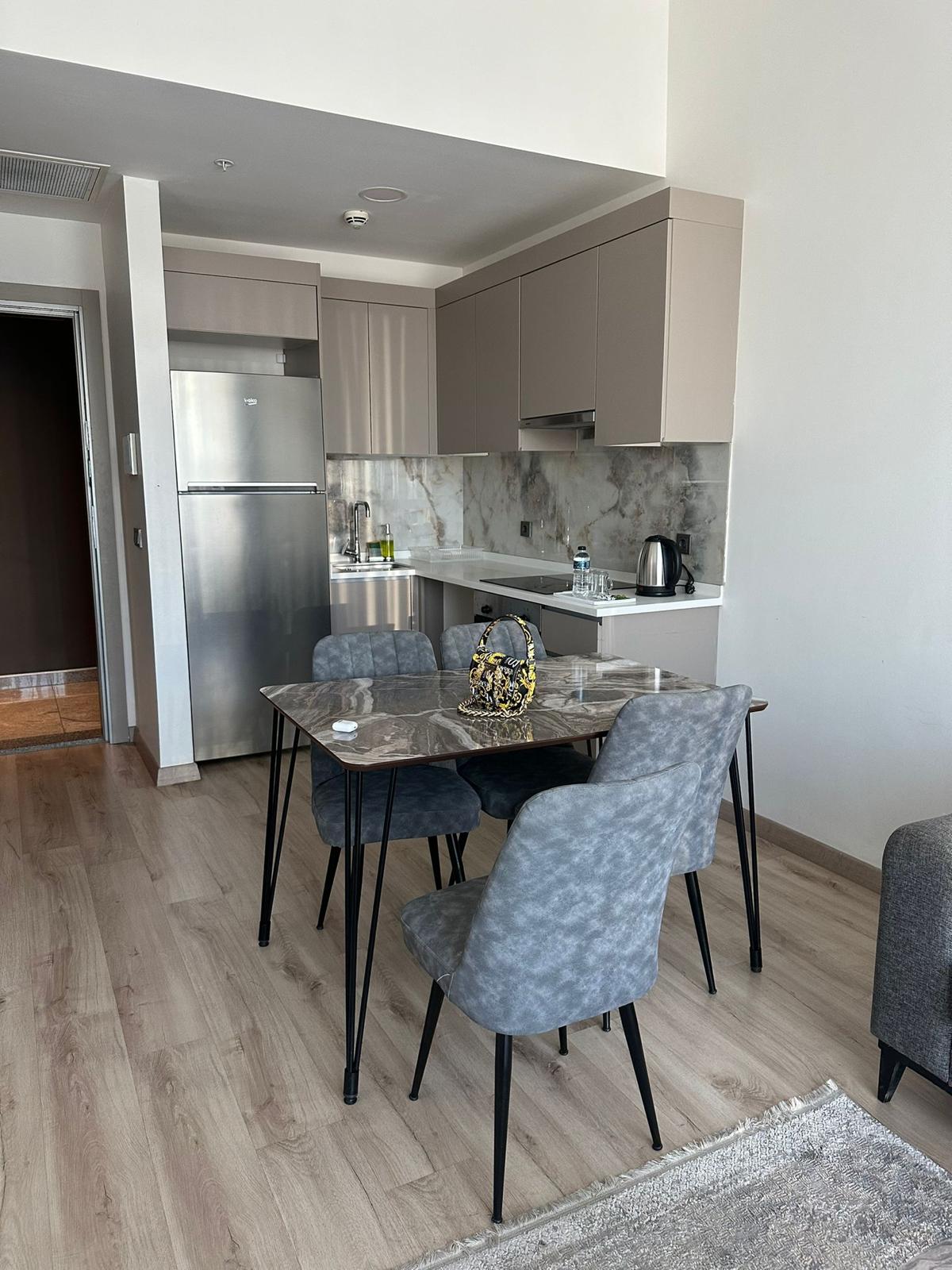 Luminoso apartamento de 1 dormitorio en Estambul, Turquía